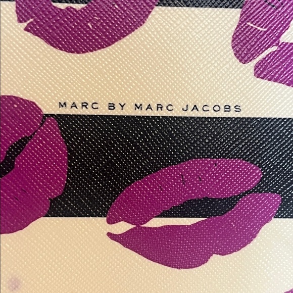 Marc by Marc Jacobs Lips iPad Case - Picture 5 of 14